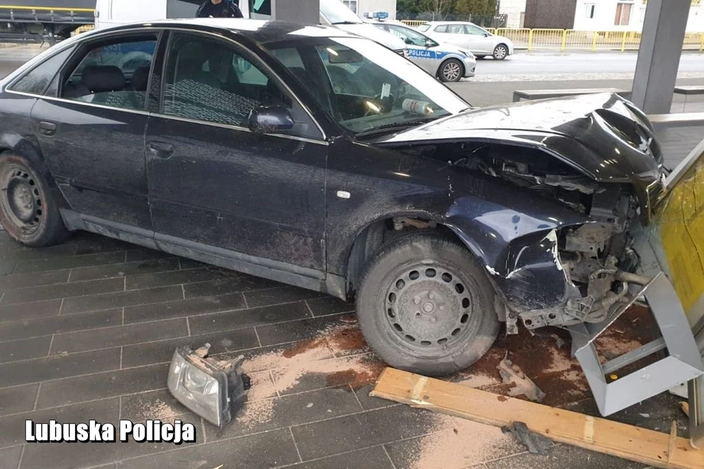 17-latek najpierw rozbił auto, a potem uciekł ścigającym go policjantom