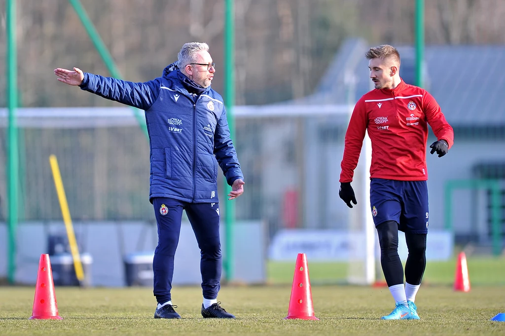 Wisła Kraków - Górnik Łęczna. O której godzinie dzisiaj? Gdzie oglądać transmisję w tv i online live stream? Na zdjęciu Jerzy Brzęczek i Michal Skvarka