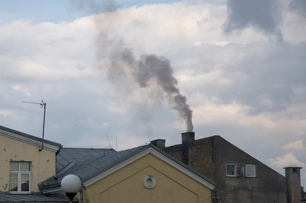 Głównym źródłem smogu w Polsce jest spalanie węgla w niskoklasowych piecach.