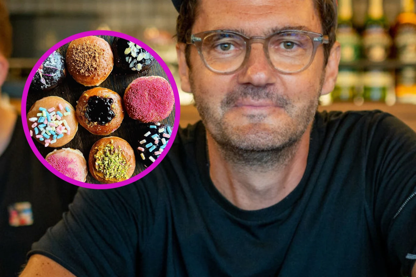 Kuba Wojewódzki w swojej restauracji Niewinni Czarodzieje Trzy Zero Kuba Wojewódzki w swojej restauracji Niewinni Czarodzieje Trzy Zero