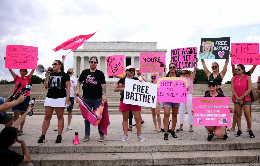 Fani Britney Spears żądają zdjęcia kurateli jej ojca, Jamiego Spears Fani Britney Spears żądają zdjęcia kurateli jej ojca, Jamiego Spears