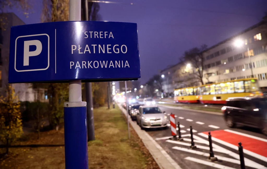 Brak miejsc parkingowych sprawia, że kierowcy omijają centra miast. Cierpią na tym lokalne budżety