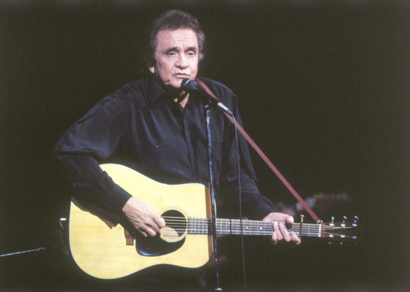 Johnny Cash próbował także sił jako aktor, a w latach 70. prowadził niezwykle popularny “The Johnny Cash Show”, w którym gościł najgorętsze muzyczne nazwiska. Często niektórzy odzyskiwali w programie dawną sławę, a mniej znani twórcy stawali się wielkimi gwiazdami. Choć Cash dla kręgu fanów country był wielką gwiazdą, to trudno było mu się odnaleźć w zmieniających się czasach. W latach 80. jego sława mocno przygasła, a muzyk koncertował wykonując głównie dawne przeboje. Nowe albumu sprzedawały się fatalnie. Między innymi wtedy, w 1987 roku, wystąpił na festiwalu w Sopocie. Aż do momentu, w którym spotkał producenta Ricka Rubina. Wydany w 1993 roku album “American Recordings”, na którym wykonywał klasyczne kompozycje różnych artystów jedynie przy akompaniamencie swojej gitary był dla niego, a także odbiorców niezwykłym powiewem świeżości. Nazwisko Casha znów było wymieniane w pierwszej lidze najpopularniejszych muzyków.