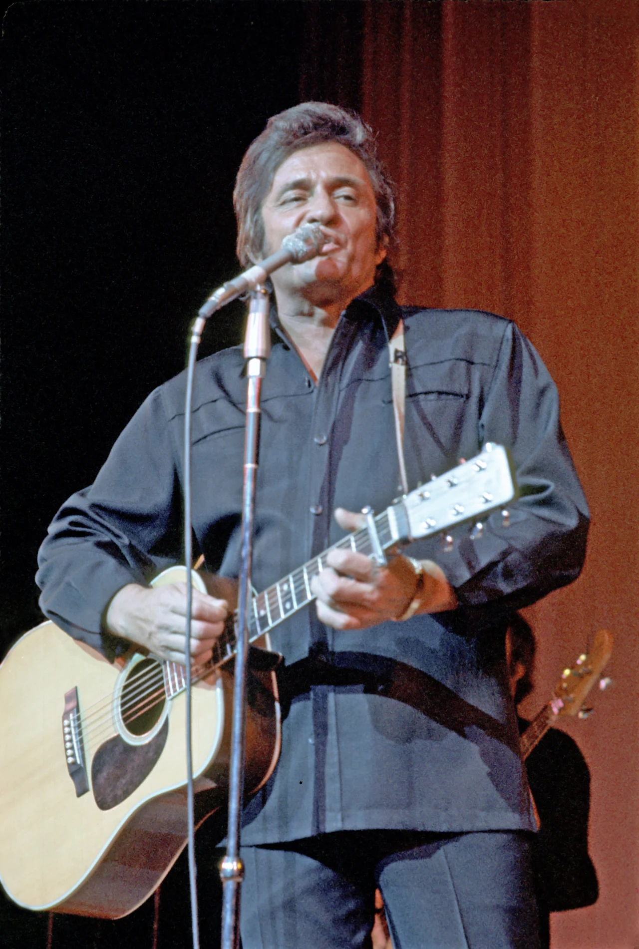 Johnny Cash był artystą jedynym w swoim rodzaju - z nietuzinkowym charakterem i charyzmą. Uważał, że reprezentuje romantyczne uosobienie banity, któremu wolno wszystko. W 1965 roku zabrał swojego siostrzeńca kamperem na ryby, a w konsekwencji omal nie zginął. Cash oskarżał o nagły pożar samochodu jego wadliwy układ wydechowy, ale towarzysz twierdził, że nieprzejmujący się niczym “Mężczyzna w czerni” wzniecił ogień, gdy pod wpływem narkotyków chciał się ogrzać. Później nie robił sobie nic z konsekwencji czynów, a wówczas z powodu jego zachowania spłonęło 206 hektarów lasu i zginęło ponad 50 zagrożonych wyginięciem kondorów kalifornijskich. Cash mówił wówczas: “Mam gdzieś te wasze cholerne żółte myszołowy”, wyjawiając swój stosunek do rzeczywistości. Ostatecznie małżeństwo z June Carter nieco odmieniło jego nastawienie do życia, a za spalenie lasu zapłacił grzywnę w wysokości ponad 80 tysięcy dolarów. Cash w latach 70.