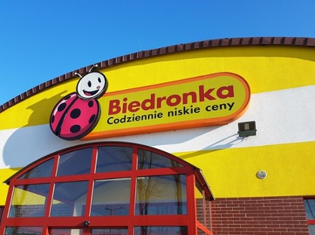 Biedronka tłumaczy się z gościa.