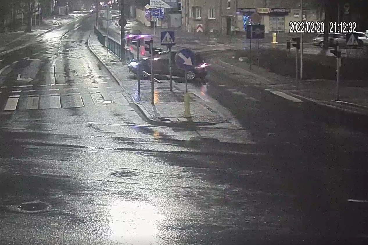 Kierowca Volkswagena Touarega, który wjechał w barierki i uszkodził sygnalizator miał 2,5 promila alkoholu w organizmie Kierowca Volkswagena Touarega, który wjechał w barierki i uszkodził sygnalizator miał 2,5 promila alkoholu w organizmie