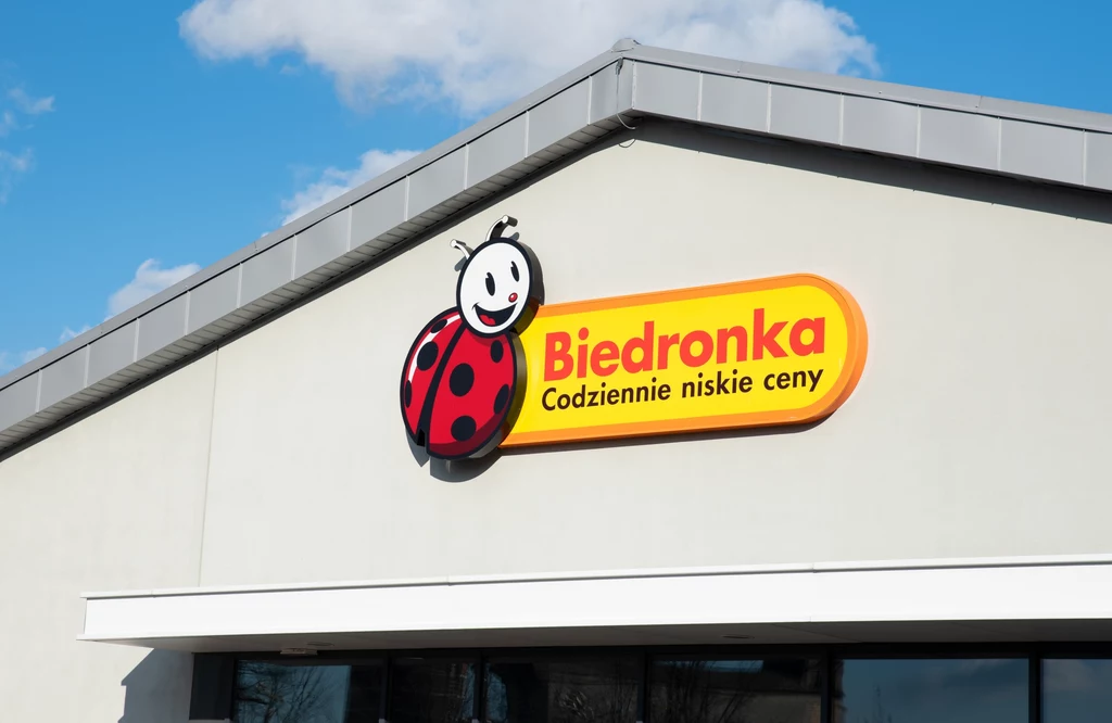 Biedronka ma ważną wiadomość dla klientów. Na zakupach zwróć uwagę na torbę.