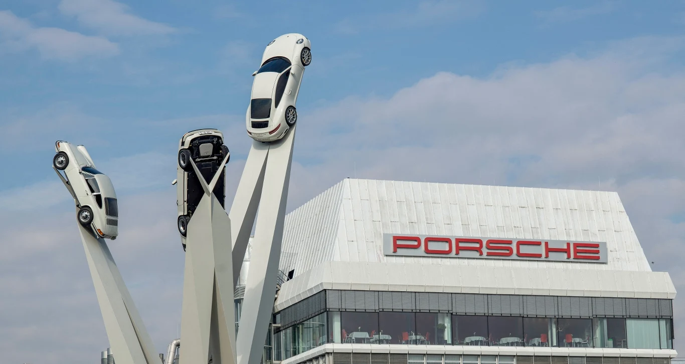 W spółce holdingowej rodziny właścicieli Porsche i Piëch łączą swoje udziały w sieci grupy; posiadają one około 53 procent praw głosu w grupie Volkswagen. W spółce holdingowej rodziny właścicieli Porsche i Piëch łączą swoje udziały w sieci grupy; posiadają one około 53 procent praw głosu w grupie Volkswagen.