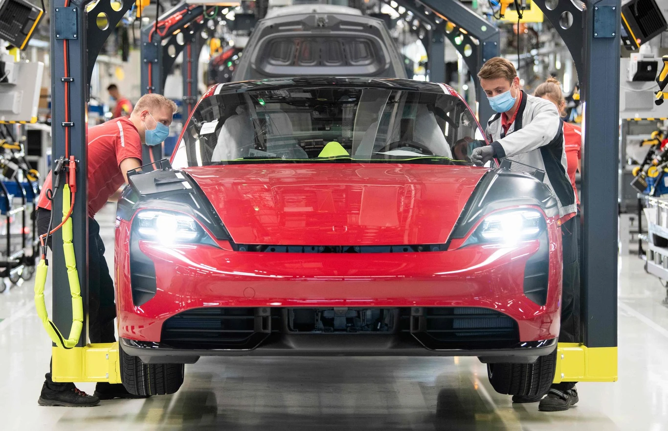 Volkswagen AG i Porsche Holding wynegocjowały porozumienie w sprawie kluczowych punktów, które powinno stanowić podstawę do dalszych kroków w przygotowaniu ewentualnego wejścia na giełdę Porsche AG. Volkswagen AG i Porsche Holding wynegocjowały porozumienie w sprawie kluczowych punktów, które powinno stanowić podstawę do dalszych kroków w przygotowaniu ewentualnego wejścia na giełdę Porsche AG.