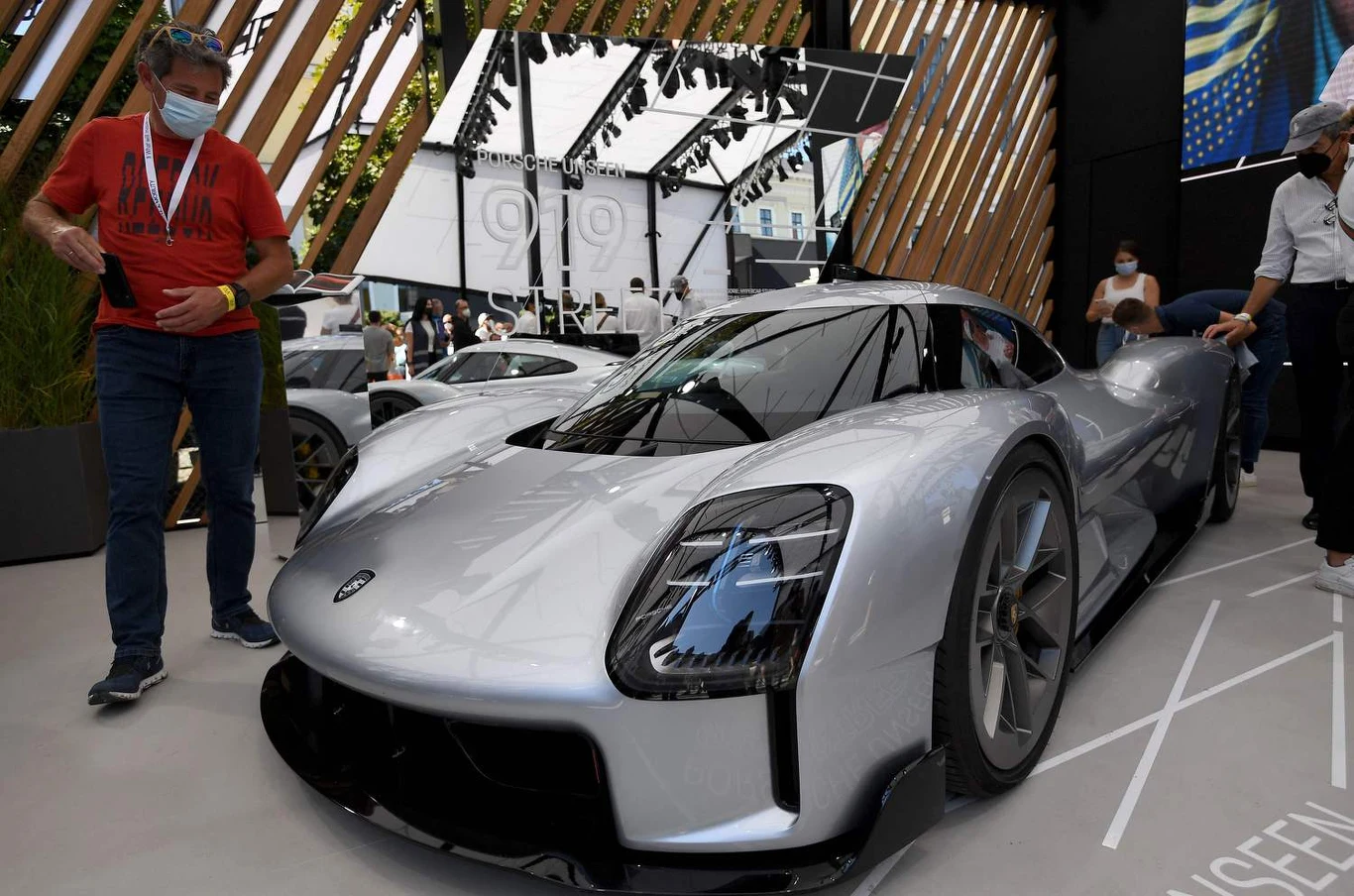 Wiadomo, że ostateczna decyzja nie została jeszcze podjęta. Doniesienia o wprowadzeniu Porsche na giełdę pojawiają się natomiast od lat. Jednak w ostatnim czasie jest ich coraz więcej. Jeżeli plan ten zostanie zrealizowany, byłoby to jedno z największych wejść na giełdę na świecie. Eksperci zakładają, że Porsche AG zostanie wyceniona na poziomie 60-80 mld euro. Niektórzy liczą nawet na 100 mld euro lub nawet więcej. Około dwóch dekad temu Porsche próbowało przejąć koncern VW – do dziś pozostaje to jednym z najbardziej spektakularnych rozdziałów w historii niemieckiej gospodarki. Wiadomo, że ostateczna decyzja nie została jeszcze podjęta. Doniesienia o wprowadzeniu Porsche na giełdę pojawiają się natomiast od lat. Jednak w ostatnim czasie jest ich coraz więcej. Jeżeli plan ten zostanie zrealizowany, byłoby to jedno z największych wejść na giełdę na świecie. Eksperci zakładają, że Porsche AG zostanie wyceniona na poziomie 60-80 mld euro. Niektórzy liczą nawet na 100 mld euro lub nawet więcej. Około dwóch dekad temu Porsche próbowało przejąć koncern VW – do dziś pozostaje to jednym z najbardziej spektakularnych rozdziałów w historii niemieckiej gospodarki.