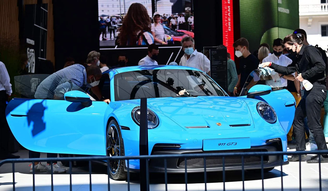 Zanim jednak taki krok zostanie podjęty, trzeba pokonać wiele przeszkód. Zależy to między innymi od sytuacji na giełdzie, która uległa znacznemu pogorszeniu w związku z kryzysem rosyjsko-ukraińskim. W swoim komunikacie dla inwestorów Volkswagen stwierdził, że to, czy ostatecznie dojdzie do zawarcia kluczowego porozumienia, jest tak samo otwarte, jak jego treść. Jest to zależne również od zgody zarządów obu stron. Porsche SE potwierdziło zaawansowane rozmowy i dodało, że transakcja może obejmować również nabycie stałych akcji Porsche AG. Nawet jeśli obie strony dadzą swoją zgodę, realizacja transakcji będzie uzależniona od dalszych działań sprawdzających oraz ogólnego rozwoju rynku. Zanim jednak taki krok zostanie podjęty, trzeba pokonać wiele przeszkód. Zależy to między innymi od sytuacji na giełdzie, która uległa znacznemu pogorszeniu w związku z kryzysem rosyjsko-ukraińskim. W swoim komunikacie dla inwestorów Volkswagen stwierdził, że to, czy ostatecznie dojdzie do zawarcia kluczowego porozumienia, jest tak samo otwarte, jak jego treść. Jest to zależne również od zgody zarządów obu stron. Porsche SE potwierdziło zaawansowane rozmowy i dodało, że transakcja może obejmować również nabycie stałych akcji Porsche AG. Nawet jeśli obie strony dadzą swoją zgodę, realizacja transakcji będzie uzależniona od dalszych działań sprawdzających oraz ogólnego rozwoju rynku.