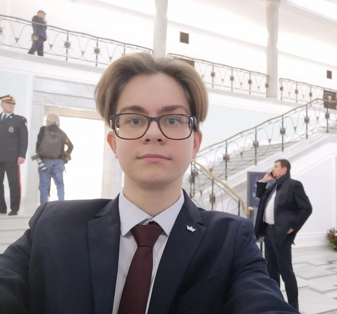 Wojciech Machulski w Sejmie. Zdjęcie pochodzi z oficjalnego profilu (facebook.com/wojciech.machulski) Wojciech Machulski w Sejmie. Zdjęcie pochodzi z oficjalnego profilu (facebook.com/wojciech.machulski)