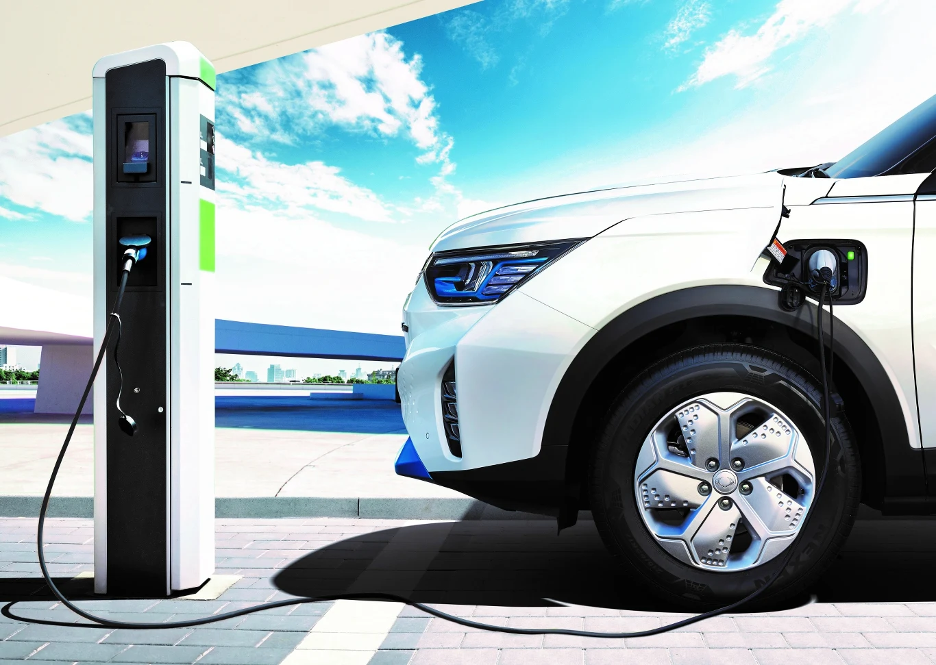 Wyposażony w gniazdo CCS elektryczny wariant Korando może być ładowany prądem stałym o mocy 100 kW Wyposażony w gniazdo CCS elektryczny wariant Korando może być ładowany prądem stałym o mocy 100 kW