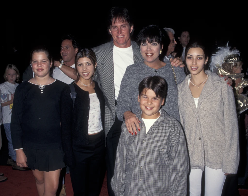 Kim Kardashian z rodziną w latach 90. XX w. Kim Kardashian z rodziną w latach 90. XX w.