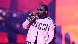 Idris Elba podczas występu na The BRITS Awards w 2022 roku