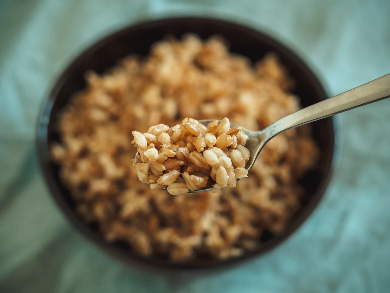 Kasze zawierające gluten to m.in. kasza jęczmienna, bulgur, kuskus. W diecie bezglutenowej może je zastąpić: kasza jaglana, gryczana kukurydziana lub komosa ryżowa