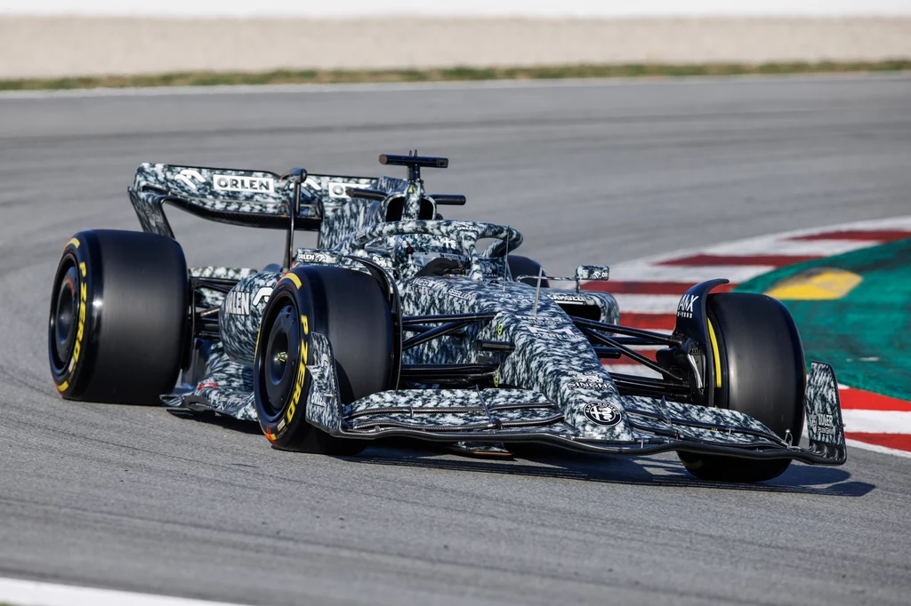 Robert Kubica podczas testów Formuły 1 na torze w Barcelonie