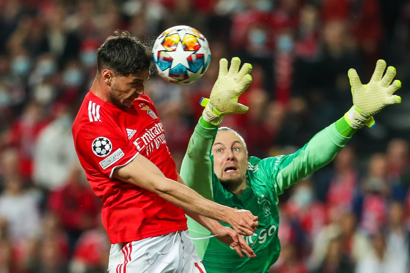 Roman Jaremczuk zdobywa bramkę w meczu Benfica - Ajax