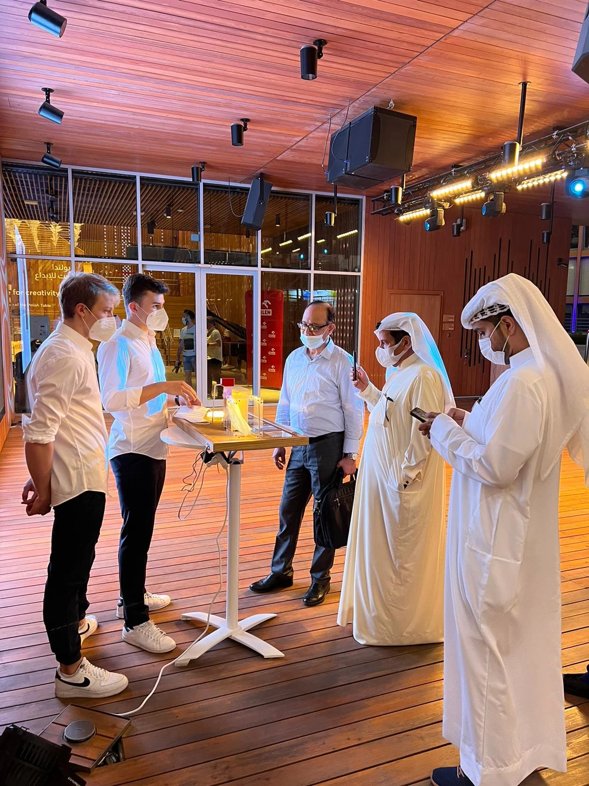 Temat medycyny w polskim pawilonie na EXPO w Dubaju pojawił się nie bez przyczyny. Dziś bowiem coraz większą grupę zagranicznych studentów na polskich uczelniach medycznych i technicznych stanowią studenci z krajów arabskich. Wystarczy przytoczyć liczby: spośród ponad 2,3 tys. studentów pochodzenia arabskiego ponad 670 osób studiuje nauki medyczne. Temat medycyny w polskim pawilonie na EXPO w Dubaju pojawił się nie bez przyczyny. Dziś bowiem coraz większą grupę zagranicznych studentów na polskich uczelniach medycznych i technicznych stanowią studenci z krajów arabskich. Wystarczy przytoczyć liczby: spośród ponad 2,3 tys. studentów pochodzenia arabskiego ponad 670 osób studiuje nauki medyczne.
