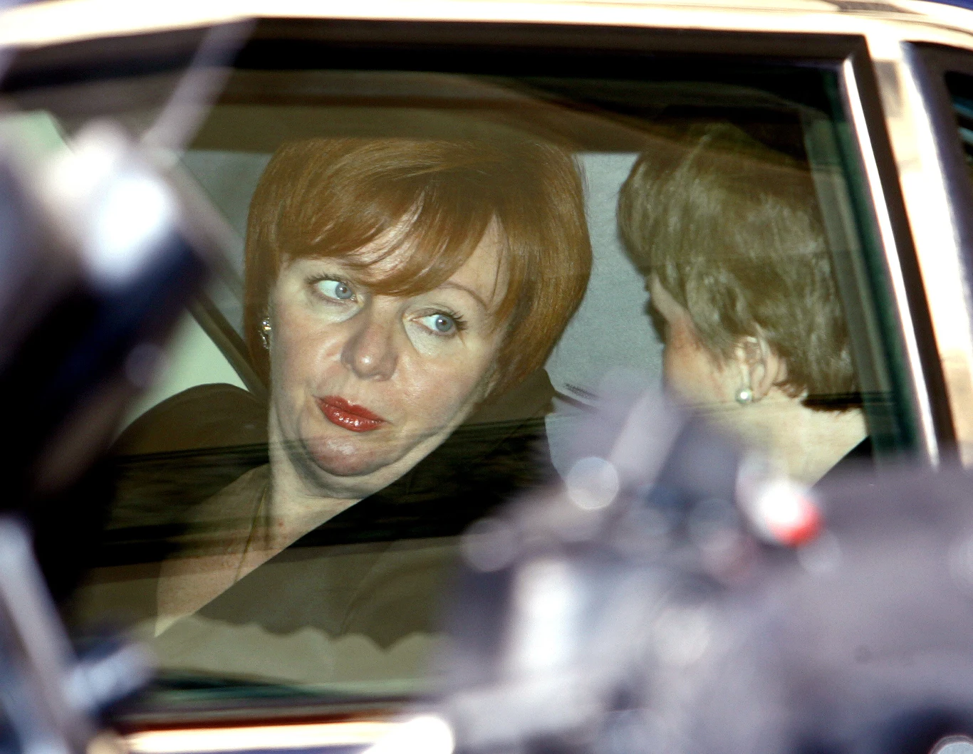 Ludmiła, żona Putina w samochodzie po wizycie w madryckim muzeum Reina Sofia, 2006 rok Ludmiła, żona Putina w samochodzie po wizycie w madryckim muzeum Reina Sofia, 2006 rok