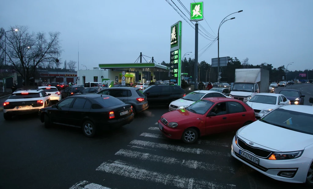 Kolejki tworzyły się też na stacjach benzynowych Kolejki tworzyły się też na stacjach benzynowych