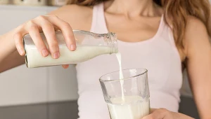 Nietolerancja laktozy wywołuje bóle brzucha, wzdęcia oraz uczucie pełności w jamie brzusznej