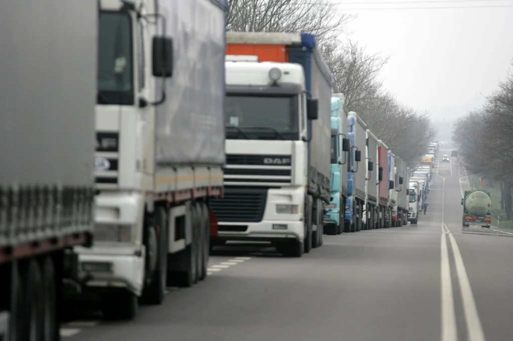 Polscy przewoźnicy ściągają ze Wschodu swoje ciężarówki do kraju. Najdłużej kierowcy poczekają na polsko-ukraińskim przejściu  w Dorohusku (zdjęcie ilustracyjne)