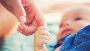 Odruchy niemowlęce. Reakcja noworodka na nowy świat