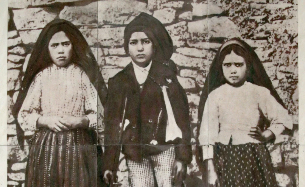 W 1917 roku w Fatimie Matka Boża objawiła się trójce dzieci – rodzeństwu Franciszkowi i Hiacyncie Marto oraz Łucji dos Santos