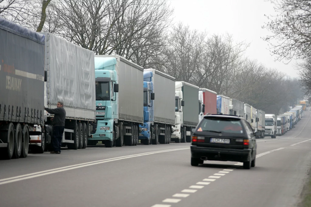 Polskie firmy transportowe ściągają swoje ciężarówki do kraju. Niektóre z nich jadą "na pusto". Część przewoźników uskarża się na długie oczekiwanie na przejazd przez granicę polsko-ukraińską (zdjęcie ilustracyjne)