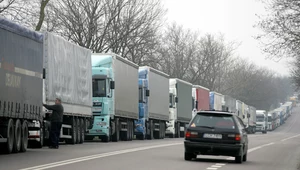 Polskie firmy transportowe ściągają swoje ciężarówki do kraju. Niektóre z nich jadą "na pusto". Część przewoźników uskarża się na długie oczekiwanie na przejazd przez granicę polsko-ukraińską (zdjęcie ilustracyjne)