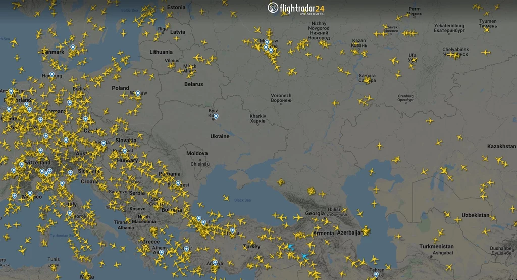 Mapa przestrzeni powietrznej nad Ukrainą w czwartek rano / Flightradar24. 