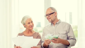 13. emerytura trafi na konta seniorów już w kwietniu. Jesienią natomiast mogą się spodziewać 14. emerytury