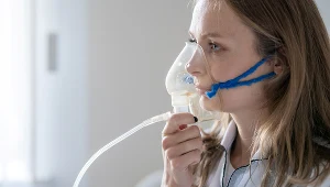 Objawy mukowiscydozy są bardzo uciążliwe: uczucie braku tchu, przewlekły kaszel, trudności w oddychaniu