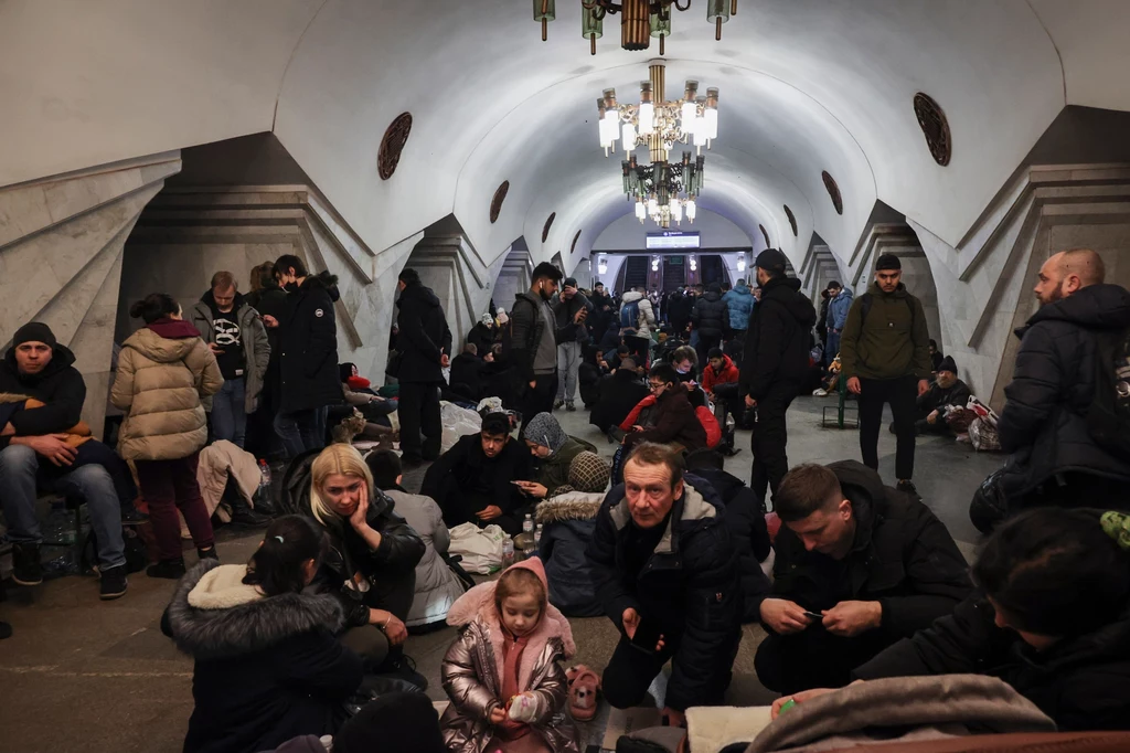 Mieszkańcy Charkowa ukrywający się na stacji metra przed ostrzałem rakietowym.