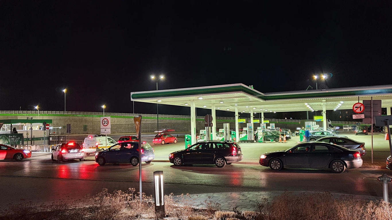 Kolejki ustawiają się przed stacjami wszystkich sieci