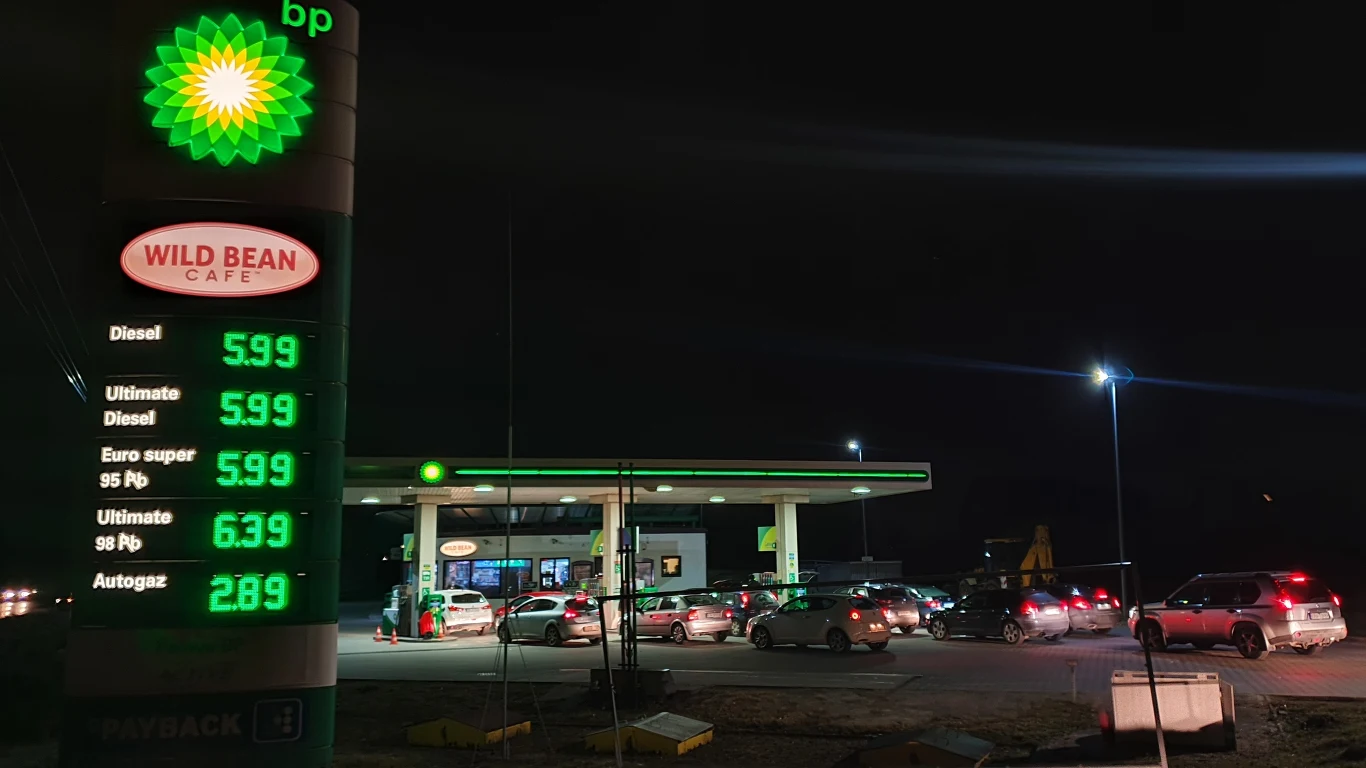 Na niektórych stacjach ceny paliw wróciły już do poziomu 6 zł za litr Pb95 i diesla Na niektórych stacjach ceny paliw wróciły już do poziomu 6 zł za litr Pb95 i diesla