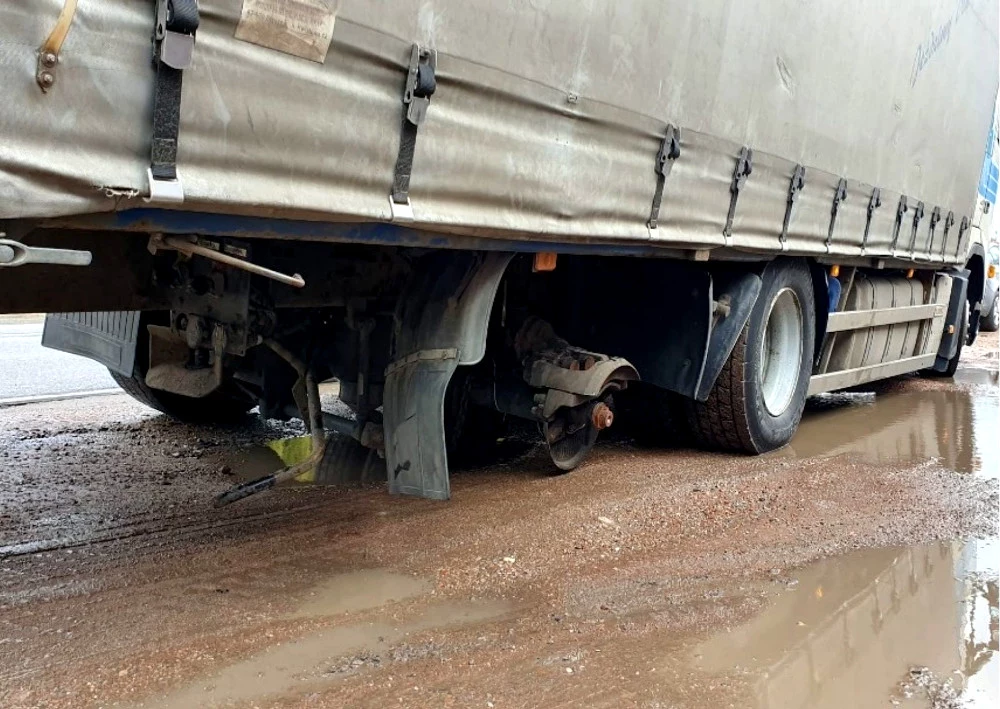 W trakcie transportu 10 ton desek od ciężarowego Volvo odpadło jedno z kół. Pomimo tego kierowca kontynuował jazdę