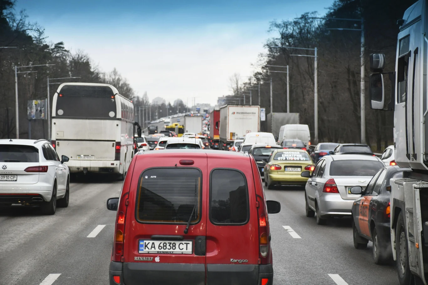 Drogi wyjazdowe na zachód z Kijowa są zakorkowane Drogi wyjazdowe na zachód z Kijowa są zakorkowane