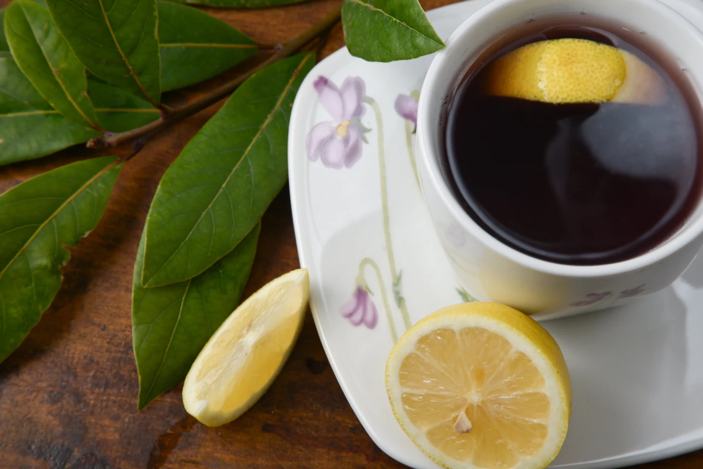 Rozkrusz i zalej wrzątkiem. Napar z liści laurowych jest bardzo łatwy w przygotowaniu! 