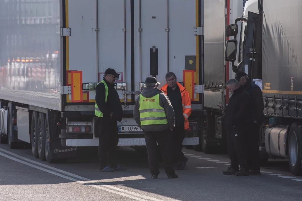 Od czwartkowego popołudnia ruch ciężarówek w kierunku wyjazdowym z Ukrainy w kierunku Polski został całkowicie zablokowany