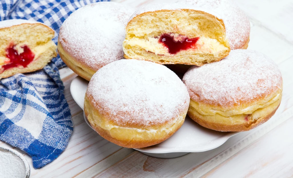 Z czerstwych pączków można zrobić pudding chlebowy