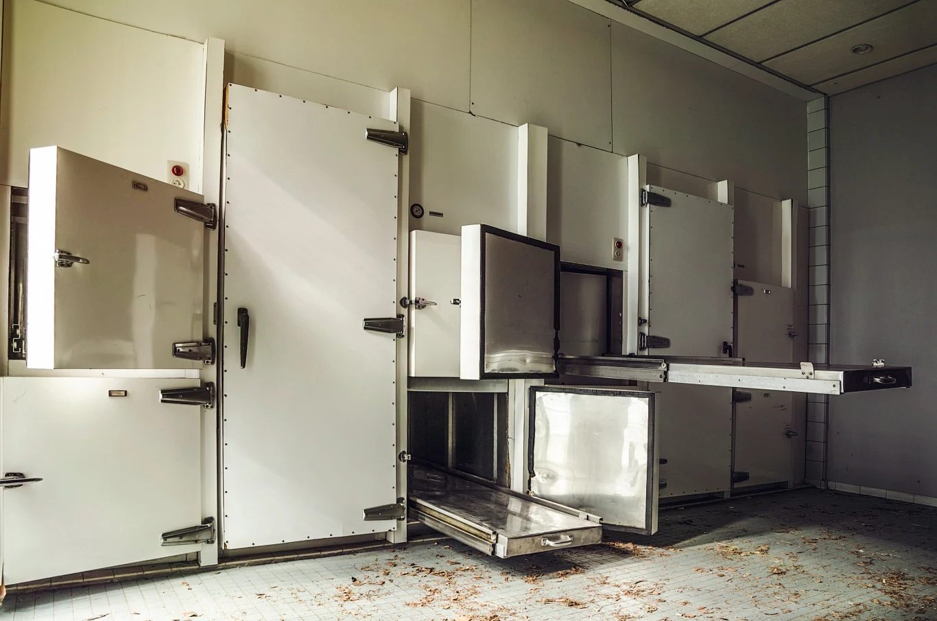 W szpitalach wyznacza się specjalne ciągi komunikacyjne do transportu zmarłych pacjentów