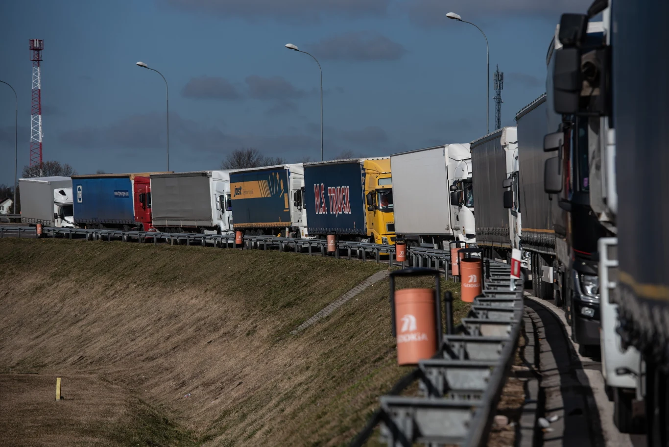 Polsko - ukraińskie przejście graniczne w miejscowości Hrebenne. Aktualnie kilkaset ciężarówek oczekuje na wjazd do Polski Polsko - ukraińskie przejście graniczne w miejscowości Hrebenne. Aktualnie kilkaset ciężarówek oczekuje na wjazd do Polski