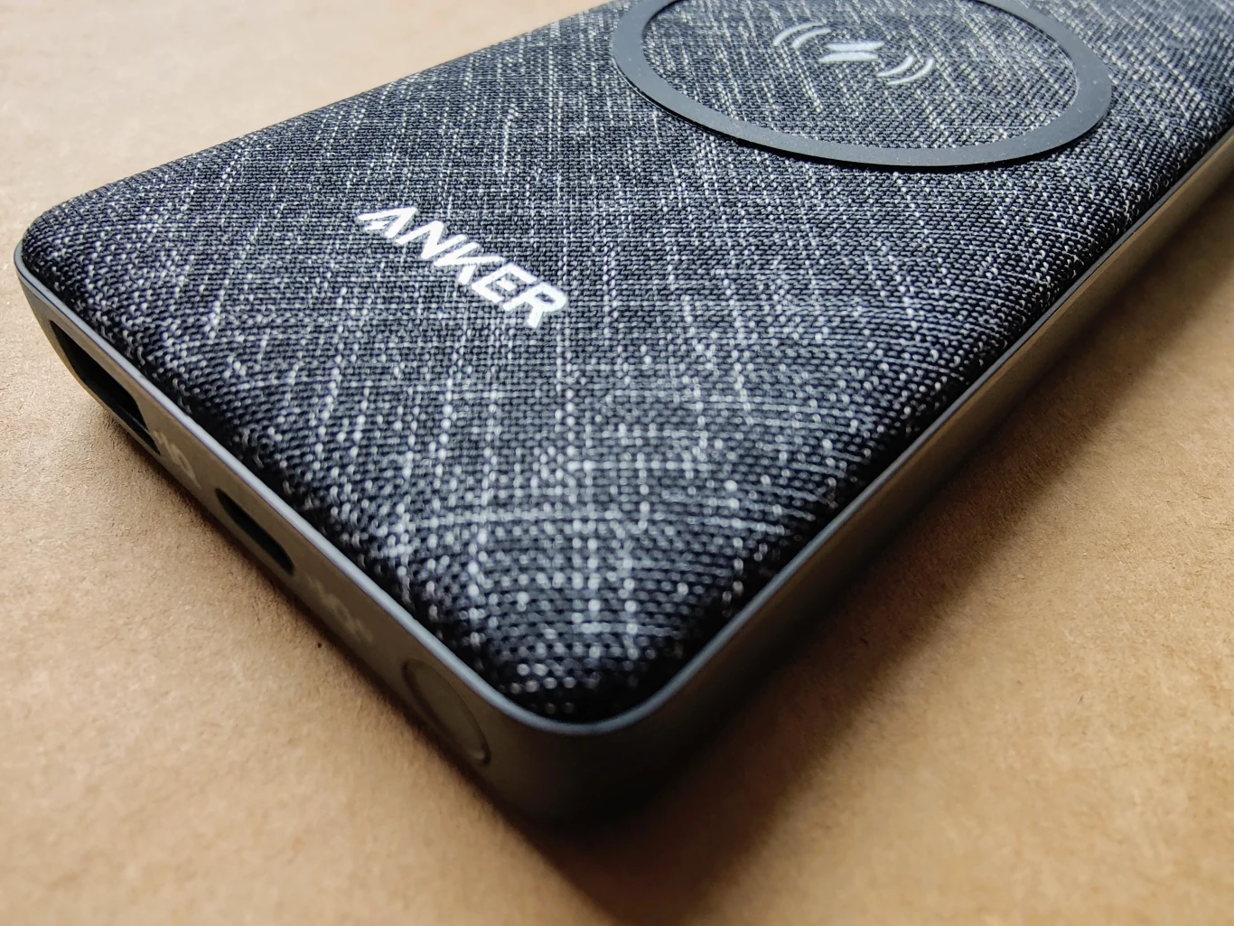 Anker PowerCore III Sense 10K Wireless - powerbank nie tylko świetnie sprawdza się w akcji, ale też stylowo wygląda Anker PowerCore III Sense 10K Wireless - powerbank nie tylko świetnie sprawdza się w akcji, ale też stylowo wygląda