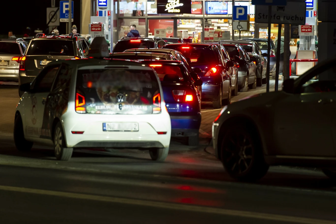 W czwartek wieczorem Polaków ogarnęła panika. Niektóre stacje postanowiły to wykorzystać W czwartek wieczorem Polaków ogarnęła panika. Niektóre stacje postanowiły to wykorzystać