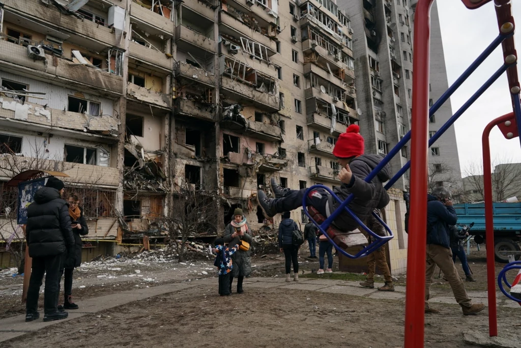 Zniszczony budynek w Kijowie po bombardowaniu przez Rosjan.