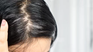 Jak przyciemnić siwe włosy? Te płukanki czynią cuda