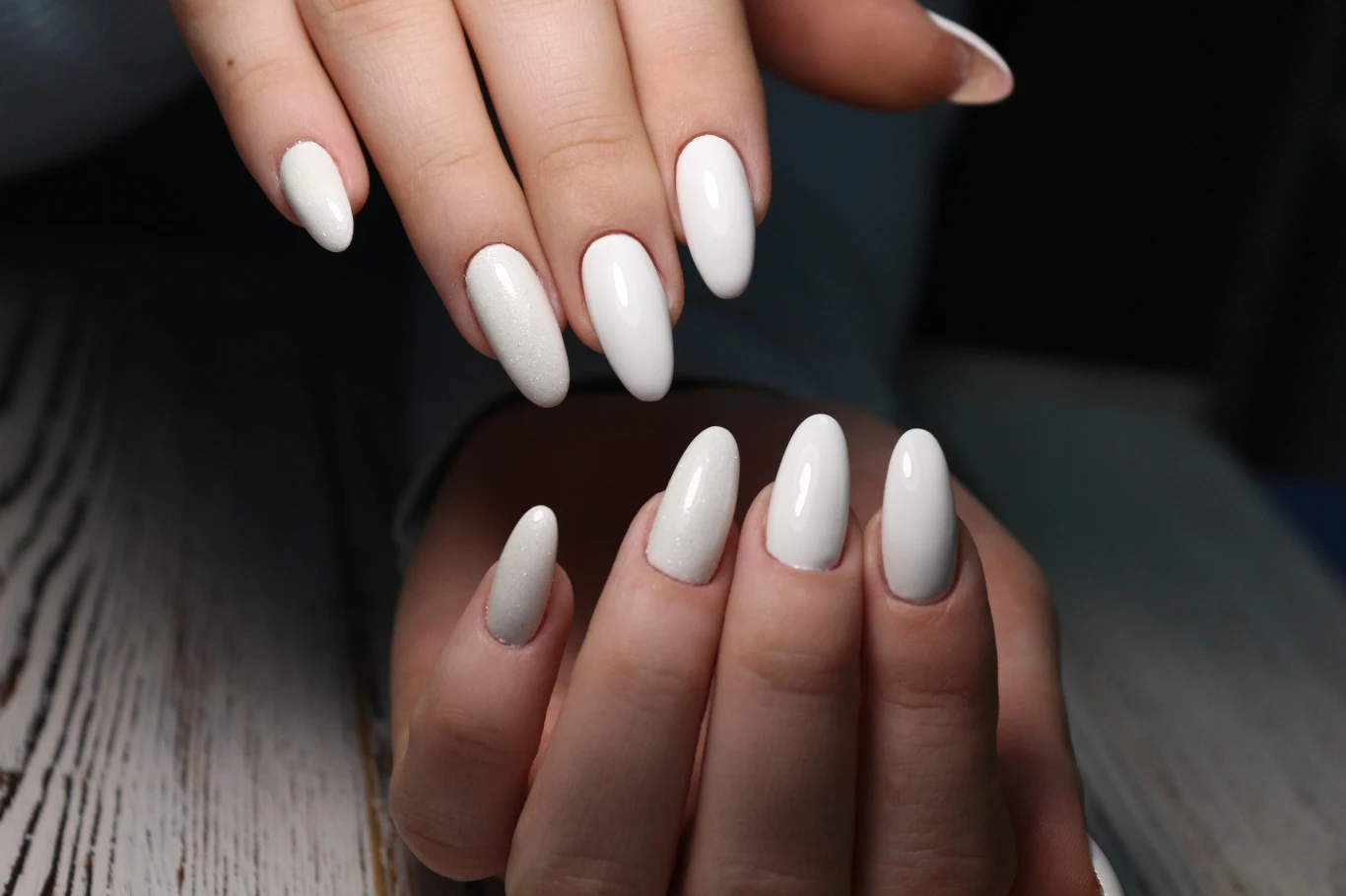 Paznokcie w odcieniach bieli i beżu to hit tego lata