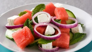 Regularne jedzenie arbuza poprawia nawodnienie organizmu i może hamować stany zapalne. Jakie jeszcze owoce warto jeść codziennie?